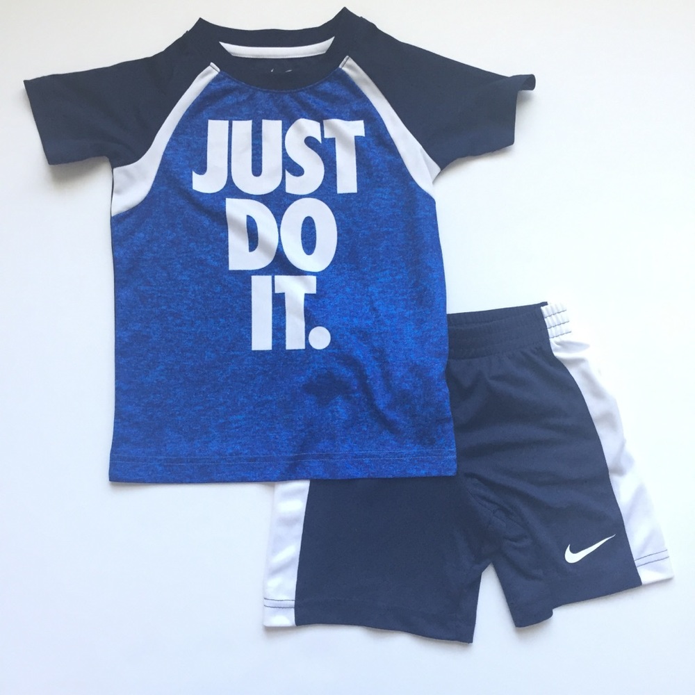 Boy’s Nike Shirt and Shorts Set! size 4T